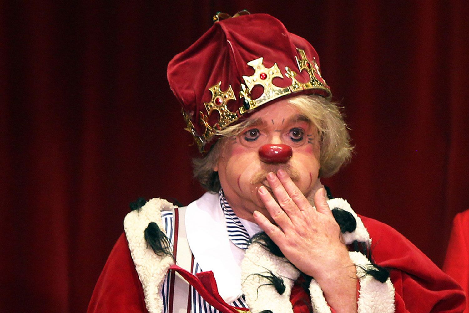 Roncalli-Clown im Kostüm mit Krone und roter Nase